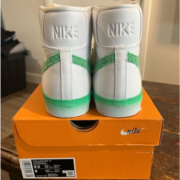 Nike 9.5W White/Green - Picture 2 of 3